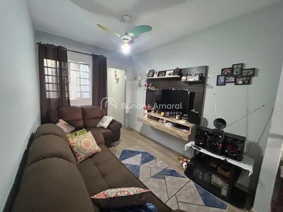 Imagem Casa em rua tranquila, recentemente pintada, com garagem para até 5 carros. Possui sala de estar, s...