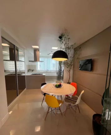 Imagem Apartamento mobiliado com 3 suítes e 3 vagas de garagem na Avenida Atlântica em Balneário Camboriú