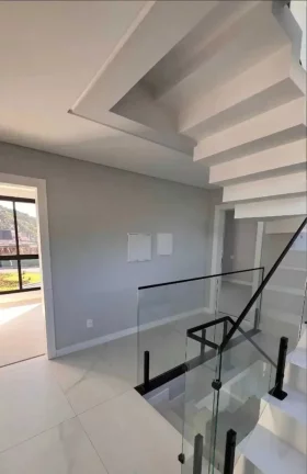 Imagem Sobrado alto padrão com 4 suítes e 2 vagas de garagem em Camboriú/SC