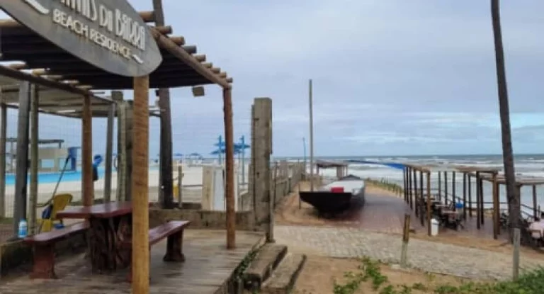 Imagem Casa Térrea à Venda no Condomínio Quintas da Barra (Pé de Areia) - Acesso Privativo ao Mar!
