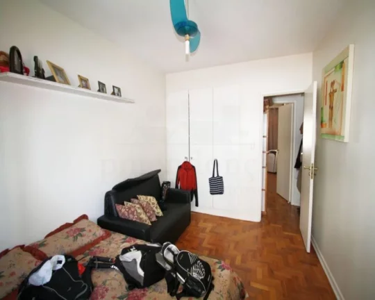 Imagem Amplo apartamento com piso de tacos, armários embutidos, living ampliado para 02 ambientes, 03 dorm...