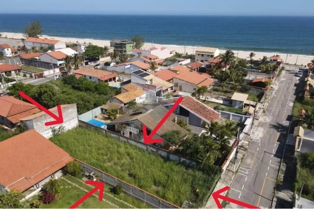 Imagem Terreno plano e murado perto da praia.
