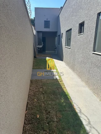 Imagem A casa possui 

- 3 quartos sendo 1 suíte 
- Sala 
- Cozinha 
- Banheiro social 
- Área Gurmet 
- ...