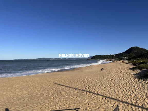 Imagem Casa nova finamente decorada em Condomínio fechado pé na areia 4 suítes localizada na praia do estaleiro Balneário Camboriú.