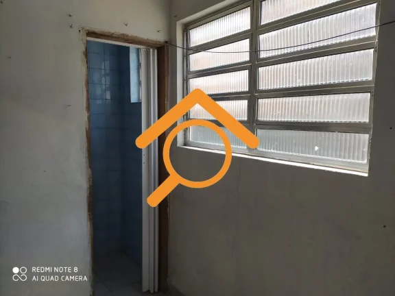 Imagem São 2 casas independentes, cada uma com 3 dormitórios e com 2 vagas de garagem. Próximo a estação de trem Varginha.