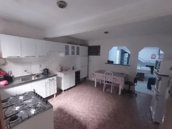 Imagem Descubra o conforto e a praticidade de viver no bairro Zilah Spósito, em Belo Horizonte! Esta casa encantadora oferece 200m² de área útil, distribuídos em ambientes amplos e bem iluminados, perfeitos