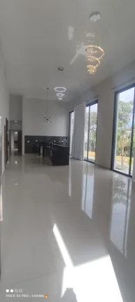 Imagem Casa à Venda com 450m², 3 dormitórios, 3 suítes, 1 sala e 4 vagas!!!