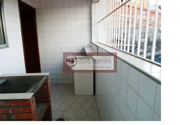 Imagem Grande oportunidade e muito lucrativo na vila Santa Catarina. Vendo imóvel com 3 casas + 1 salão comercial na Vila Santa Catarina. Casa 1= casa principal. Tem 2 dormitórios, sala, cozinha, banheiro. Tem também um sótão com 2 cômodos e 1 banheiro. Tem gara