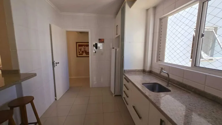 Imagem Apartamento quadra mar com 2 dormitórios sendo 1 suíte e 1 vaga em Balneário Camboriú/SC