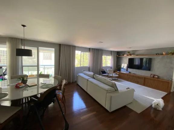 Imagem Apartamento com 3 suítes com marcenaria impecável, piso de madeira, ar condicionado e varanda gour...