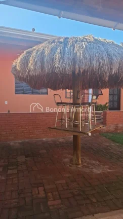 Imagem Com 266m² de área construída, este imóvel conta com uma série de características que vão te e...
