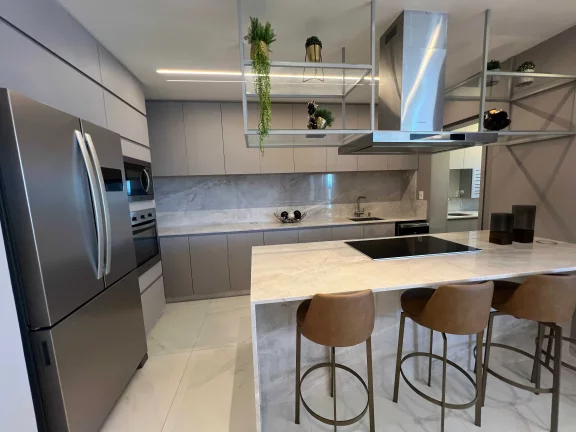 Imagem Apartamento mobiliado com 2 suítes e 2 vagas de garagem na Praia Brava em Itajaí
