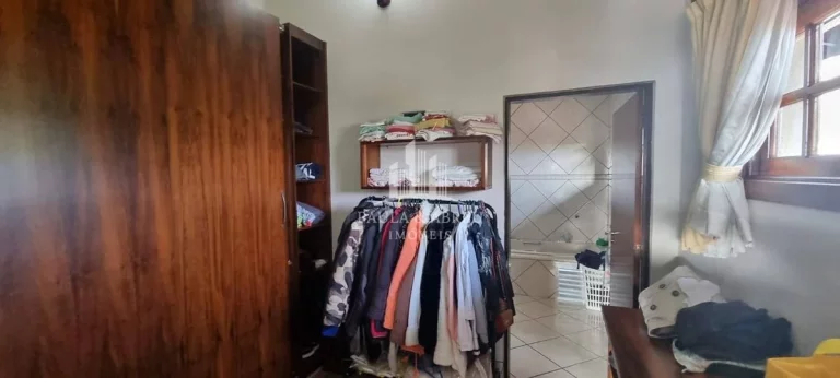 Imagem Sobrado de Alto Padrão, 4 Dormitórios, Sendo 2 Suítes e 1 com Closet, Porteira Fechada, Água Quente na Cozinha, Churrasqueira e fogão à Lenha no Centro de Ribeirão Pires-SP