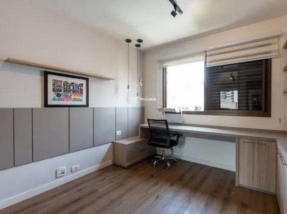 Imagem Imperdível oportunidade! Apartamento de 3 quartos com suíte, sala ampla e 3 vagas na garagem em Moema, SP. Confira!