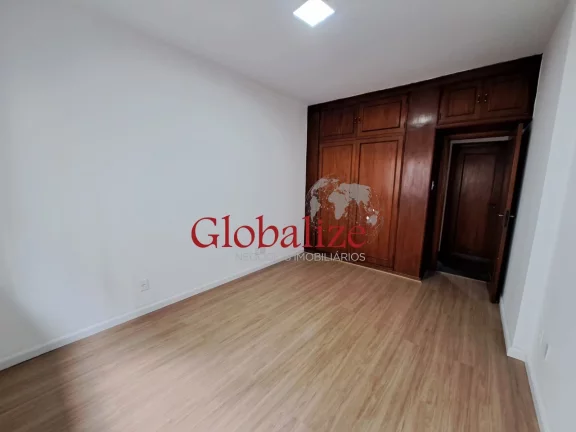 Imagem Apartamento à venda com 109m², 3 quartos, 2 banheiros, elevador, 1 quadra da praia por R$590.000,00 no Boqueirão em Santos