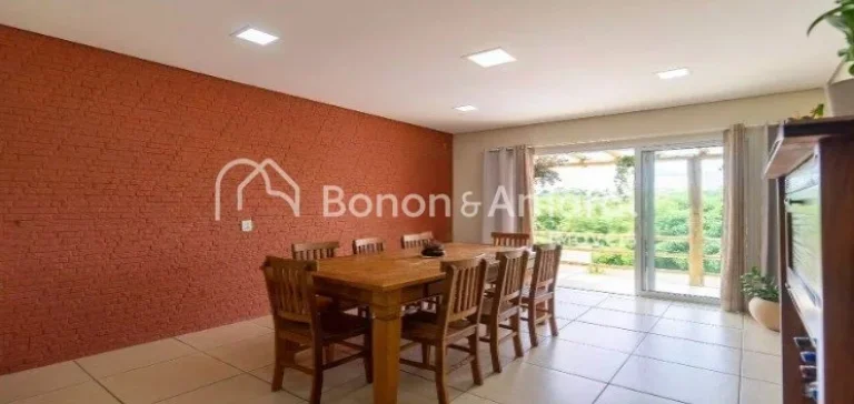 Imagem Esta charmosa casa está disponível para venda em um condomínio tranquilo na cidade de Valinhos. E...