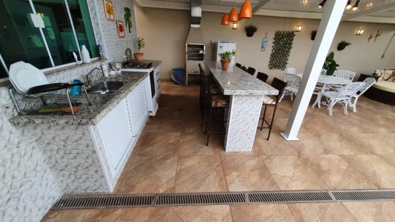 Imagem Sobrado em condomínio fechado com 404m² de terreno e 480m² de área útil contendo. No primeiro p...