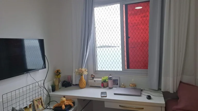 Imagem Vendo apartamento de três quartos com suíte na Rodovia do Sol de frente para o mar, andar alto, com duas vagas de garagem.