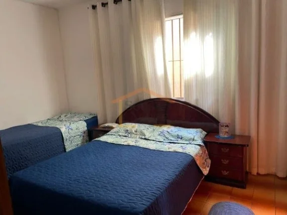 Imagem 1ª casa: 2 quartos, sala, cozinha, banheiro, lavanderia
1 vaga na garagem, 144m².

2ª casa: 2 qua...