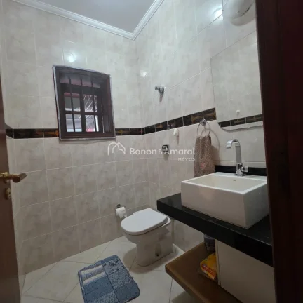 Imagem Este amplo sobrado com 321m², possuí uma planta bem distribuída e atemporal, oferecendo um lar ac...