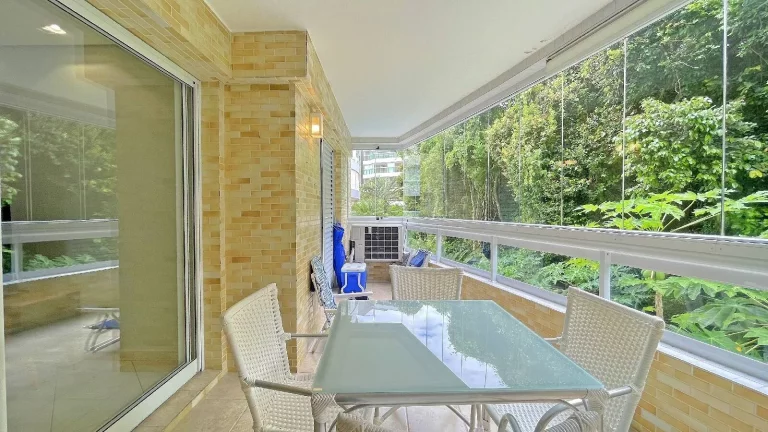 Imagem Apartamento Decorado de 3 Dormitórios a 350 metros da Praia em Riviera