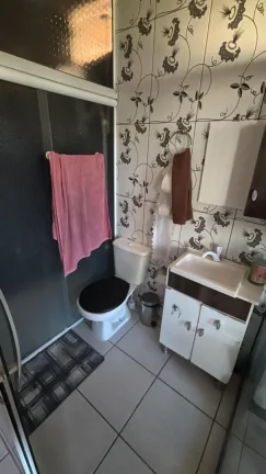 Imagem Adriano Carpes Imóveis vende, uma linda casa em alvenaria mais edícula , com 2 dormitórios sendo 1 suíte, no centro de Penha, com uma ótima localização.