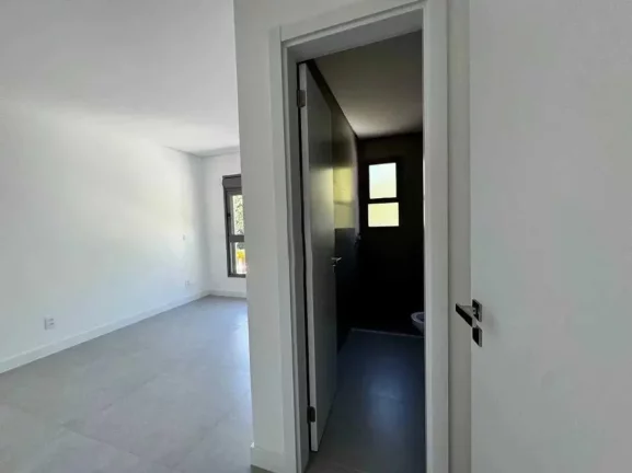 Imagem Apartamento com 3 dormitórios sendo 3 suítes e 4 vagas no bairro Cacupé em Florianópolis/SC
