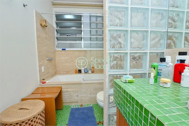 Imagem Lindo apartamento com 113m2, 2 dormitórios e 1 vaga na garagem. Living para dois ambientes, piso em...