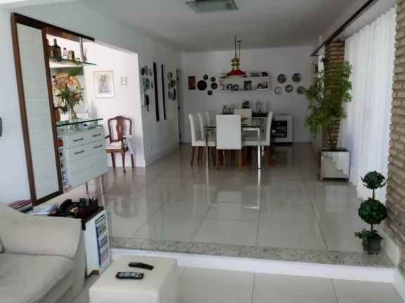 Imagem Casa à venda no bairro Suissa - Espaçosa com 5 quartos e 4 vagas de garagem!