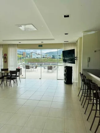Imagem Casa alto padrão 3 dormitórios sendo 1 suíte e 2 demi-suítes e 2 vagas em Florianópolis/SC