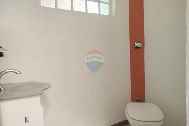 Imagem Casa com 4 quartos, 1 suíte, 6 banheiros e salão comercial. Localizada no Central Parque Sorocaba. Valor R$ 790.000. Confira! RE/MAX Shmone.