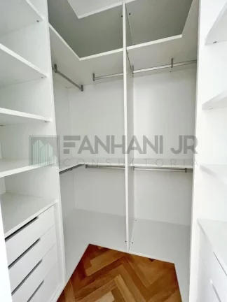 Imagem Luxuoso apartamento de 3 suítes no coração do Jardim Paulista, São Paulo - 226m², 3 salas, 5 banheiros e 4 vagas de garagem.