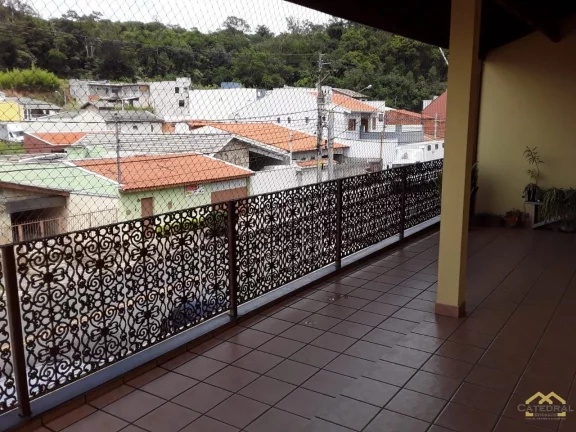 Imagem Sobrado com 3 quartos (1 suíte), garagem para 6 carros e edícula nos fundos