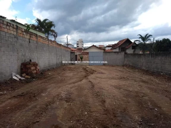 Ótima oportunidade de adquirir um terreno de 449m² na rua Quaresmeira, localizado no bairro Arvore...
