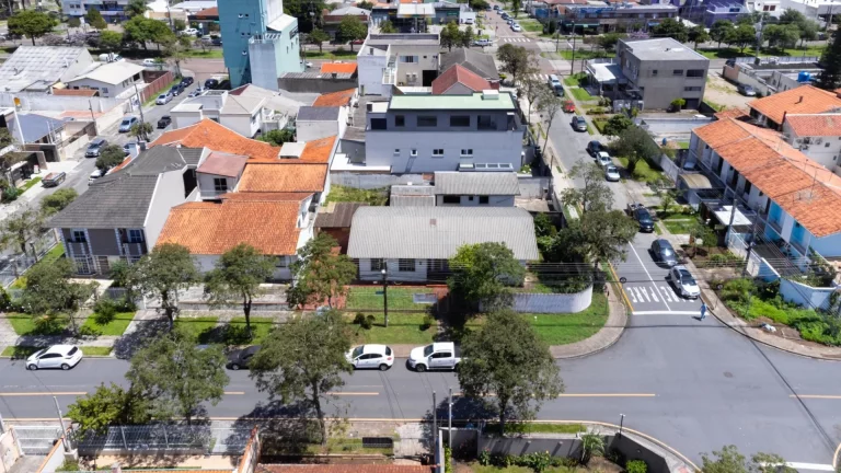 Imagem Terreno de esquina com 660 m² á venda por R$ 1.500.000 - Jardim das Américas - Curitiba/PR