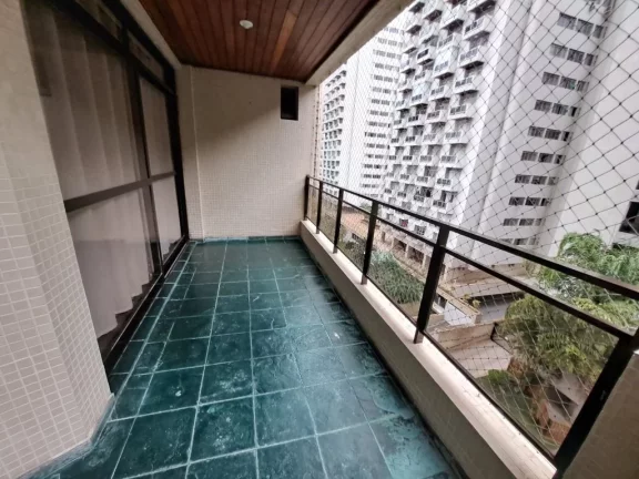Imagem AMPLO APARTAMENTO COM 4 DORMITÓRIOS, SENDO 3 SUÍTES E O 4º DORMITÓRIO OPCIONAL, 2 VAGAS, VARANDA ESTENDIDA, NA REGIÃO NOBRE DA PITANGUEIRAS NO GUARUJÁ