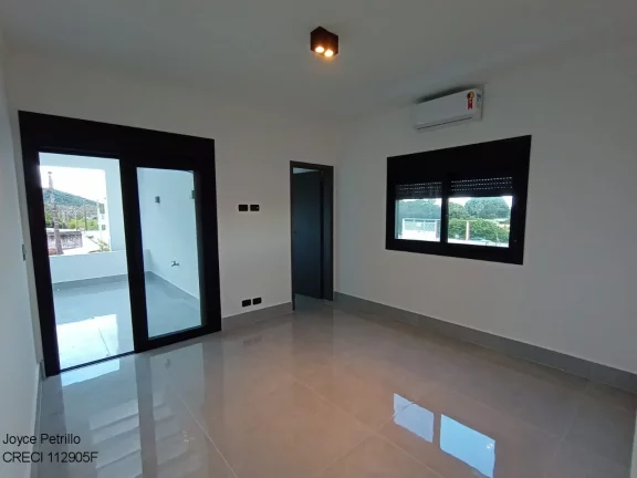 Imagem Casa Nova com Arquitetura Moderna à Venda em Condomínio Fechado na Cidade de Peruíbe.