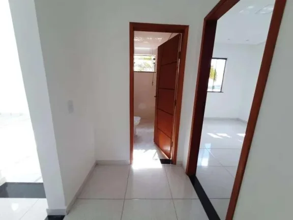Imagem Casa espaçosa de 3 dormitórios, suíte com varanda e duas vagas de garagem, localizada no bairro Caiçaras em Barbacena