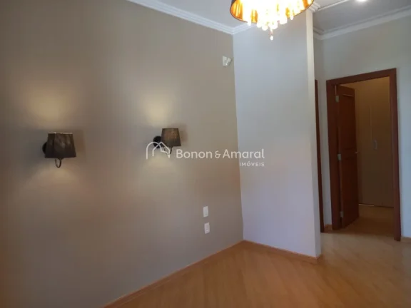 Imagem Encante-se com esta belíssima casa que oferece 4 suítes, incluindo uma suíte master com hidro e d...