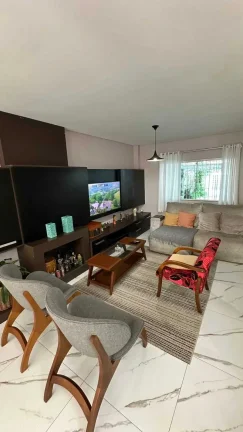 Imagem Casa com 3 suítes e 4 vagas de garagem em Balneário Camboriú/SC