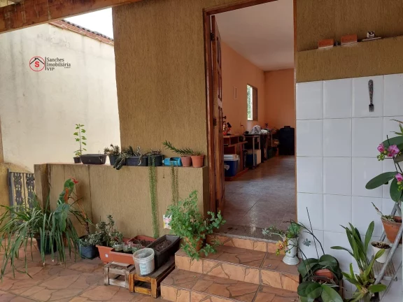 Imagem CASA TÉRREA A VENDA NA MOOCA. 3 DORMITÓRIOS, 1 SUÍTE, 2 SALAS, 2 COZINHAS, ÁREA GOURMET COM CHURRASQUEIRA, 3 BANHEIROS E 2 VAGAS DE GARAGEM COBERTAS.