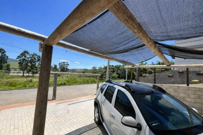 Imagem Casa com 2 dormitórios sendo 2 suítes e 1 vaga de garagem em Governador Celso Ramos/SC
