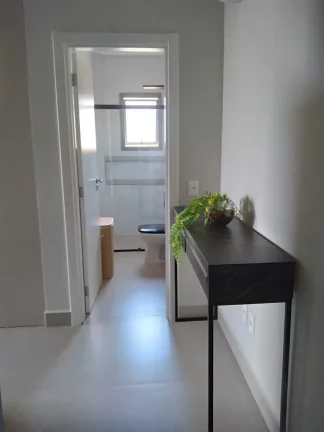 Imagem Flat com 1 dormitório e 1 vaga de garagem em em Bombinhas/SC