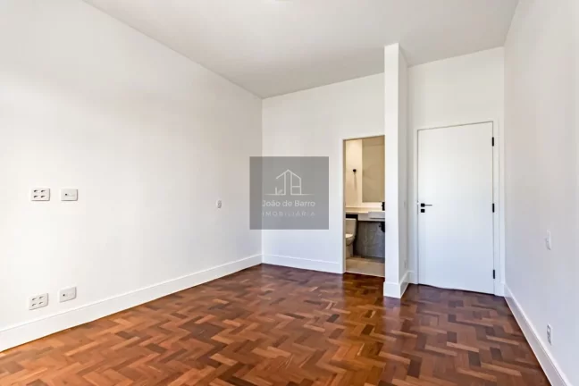Imagem Apartamento Reformadíssimo com 3 suites 1 vaga prox Metro