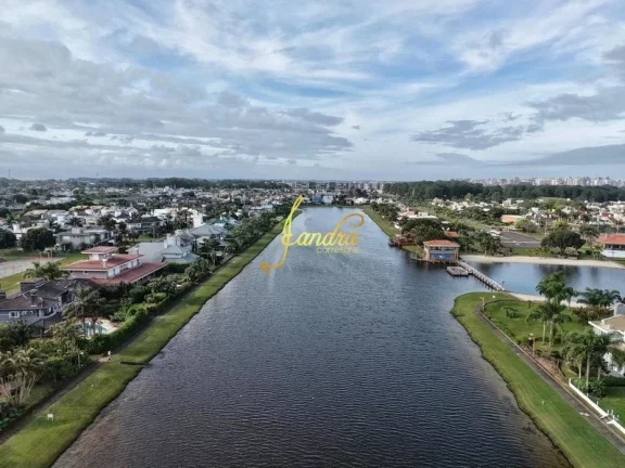 Imagem Excelente sobrado no condominio Lagos com Piscina e 04 suites