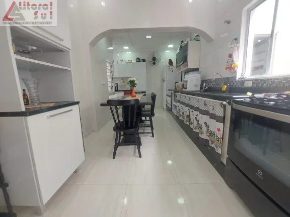 Imagem Imóvel Espaçoso e Aconchegante com 2 Quartos e 2 Vagas de Garagem em Ocian, Praia Grande-SP - Confira!