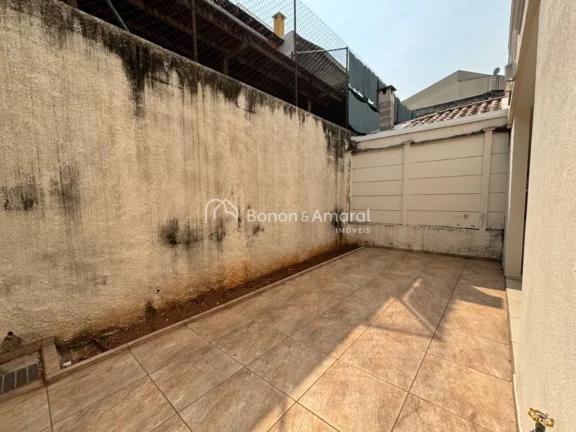Imagem Esta encantadora casa geminada em Valinhos conta com 3 dormitórios, sendo 1 suíte. No térreo, voc...