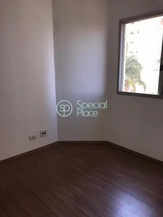 Imagem 56 metros 2 quartos Um deles possui armário embutido 2 banheiros Sacada Área de serviço Carpete d...