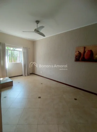 Imagem Casa com 3 Suítes confortáveis com armários embutidos e uma das suites tem banheira;
2 Salas de e...