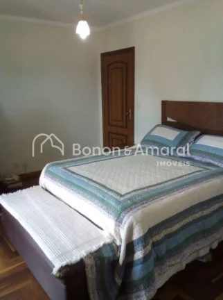 Imagem **Exclusiva Casa com 6 Quartos e Área de Lazer Completa em Condomínio de Alto Padrão**